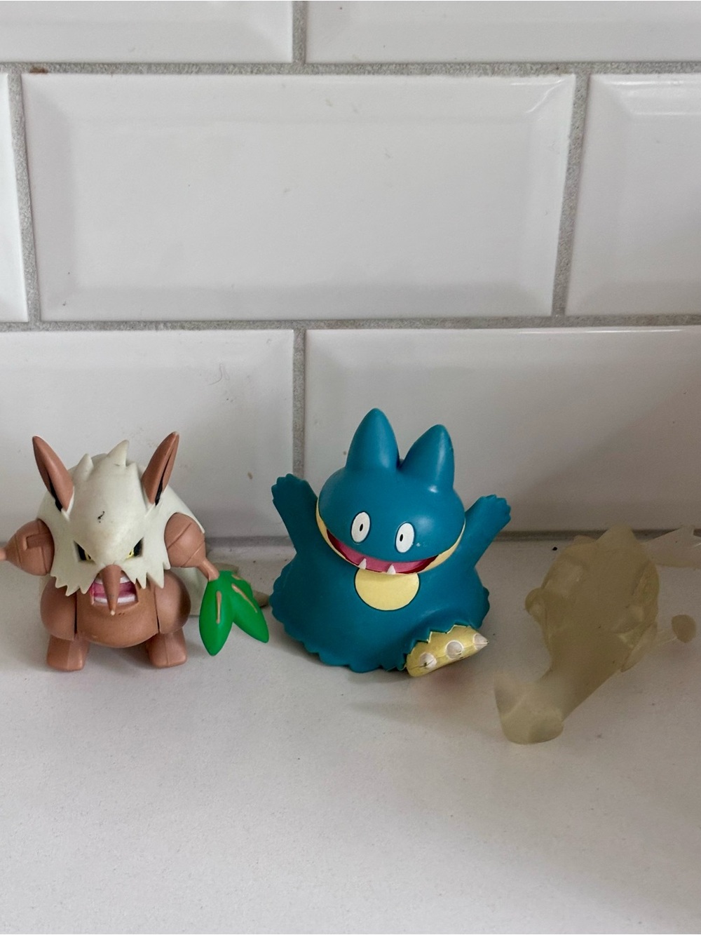 Pokémon figurines featuring Shiftry, translucent latias and  munchlax Jakks 2007